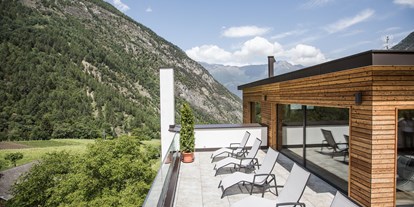 Wellnessurlaub - Rücken-Nacken-Massage - St. Martin (Trentino-Südtirol) - Sonnenterrasse im Wellnessbereich - Hotel Burgaunerhof