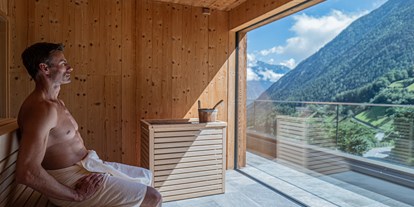 Wellnessurlaub - Hotel-Schwerpunkt: Wellness & Wandern - Südtirol  - Bio-Kräuter-Sauna mit Marteller Kräuter und Blick auf die Berglandschaft - Hotel Burgaunerhof