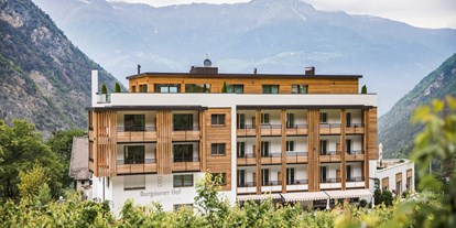 Wellnessurlaub - Hotelbar - Montagna - Außenansicht vom Hotel Burgaunerhof in Südtirol - Hotel Burgaunerhof