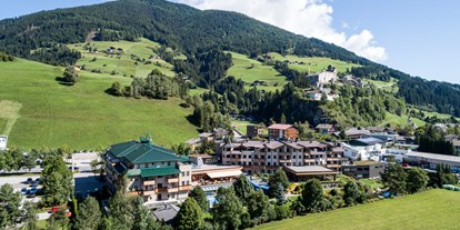 Wellnessurlaub - Lymphdrainagen Massage - Bruneck/Reischach - Außenansicht Sommer  - Dolomiten Residenz Sporthotel Sillian