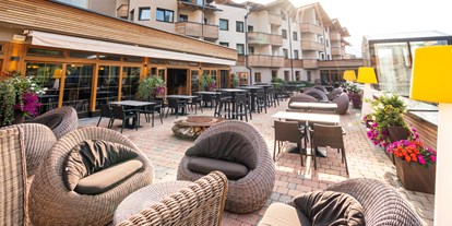 Wellnessurlaub - Hotelbar - Olang - Hotelterrasse - Dolomiten Residenz Sporthotel Sillian