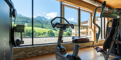 Wellnessurlaub - Kräutermassage - St. Vigil in Enneberg - Fitnessraum mit Panoramablick - Dolomiten Residenz Sporthotel Sillian