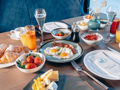 Wellnessurlaub - Hotelbar - Fügen - Täglich ausgewogenes Frühstück vom Flower Power Buffet! - ZillergrundRock Luxury Mountain Resort