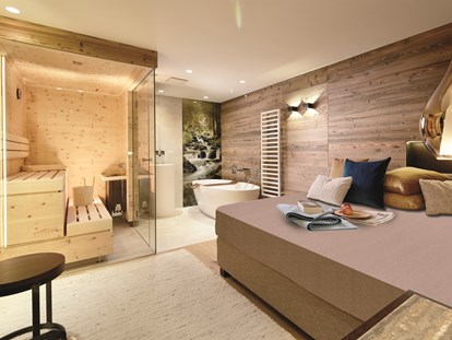 Wellnessurlaub - Hotelbar - Fügen - Unser Spa Suite Alpin Lodge mit freistehender Badewanne und Bio Sauna! - ZillergrundRock Luxury Mountain Resort