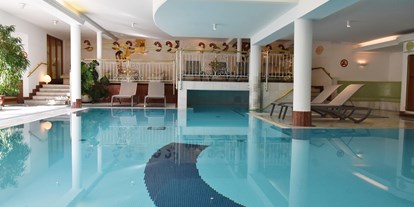 Wellnessurlaub - Pools: Schwimmteich - Wellnessbereich mit Hallenbad - Gardenhotel Crystal