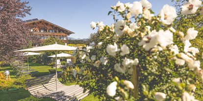 Wellnessurlaub - Hotel-Schwerpunkt: Wellness & Wandern - Alpbach - Blumenliegewiese im Garten - Gardenhotel Crystal