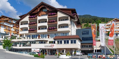 Wellnessurlaub - Hotel-Schwerpunkt: Wellness & Wandern - St. Gallenkirch - Aussenansicht Sommer - Romantik & Spa Alpen-Herz