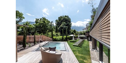 Wellnessurlaub - Whirlpool am Zimmer - St. Martin (Trentino-Südtirol) - großzügiges Relax Whirlpool im Garten  - Hotel das stachelburg