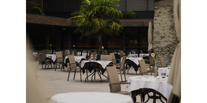 Wellnessurlaub - Restaurant - Meran und Umgebung - viel Platz auf unserer Terrasse für alle Gäste - Hotel das stachelburg
