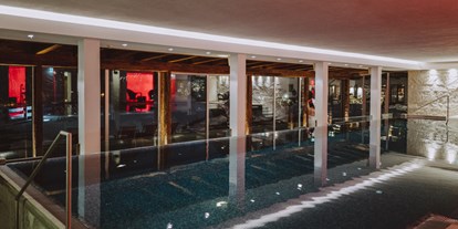 Wellnessurlaub - Ayurveda Massage - Grassau (Landkreis Traunstein) - Pool bei Nacht im Hotel Kitzhof Mountain Design Resort - Hotel Kitzhof Mountain Design Resort