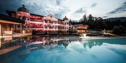 Wellnessurlaub - Hotel-Schwerpunkt: Wellness & Familie - Saalbach - Abendstimmung - Wohlfühlresort Peternhof 