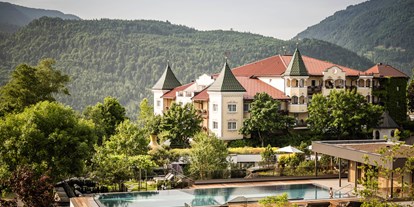 Wellnessurlaub - Hotel-Schwerpunkt: Wellness & Wandern - Ramsau (Berchtesgadener Land) - Blick auf Infinity Pool und Kaiser Schlössl - Wohlfühlresort Peternhof 