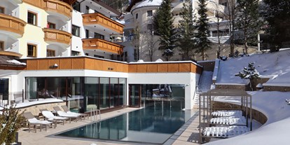Wellnessurlaub - Pools: Innenpool - Mellau - Außenpool im Winter - Hotel Post Ischgl