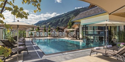 Wellnessurlaub - Pools: Innenpool - Reith im Alpbachtal - beheizter Außenpool Hotel Post in Kaltenbach, Sommer - Hotel Post Kaltenbach