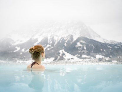 Wellnessurlaub - Pools: Infinity Pool - Beheizter Außenpool im Winter
©️ Günter Standl - Hotel Post Lermoos