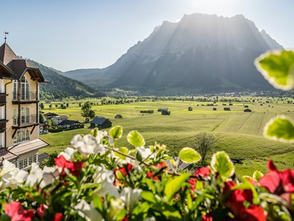 Wellnessurlaub - Pools: Innenpool - Tiroler Oberland - Lermoos im Frühling
©️ Günter Standl - Hotel Post Lermoos