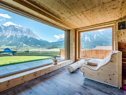 Wellnessurlaub - Maniküre/Pediküre - Seefeld in Tirol - Panoramasauna
©️ Günter Standl - Hotel Post Lermoos