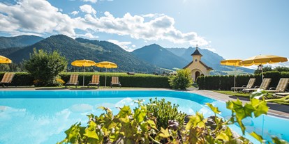 Wellnessurlaub - Lymphdrainagen Massage - Region Walchsee - Außenpool mit Bergpanorama - Hotel Seehof