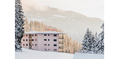 Wellnessurlaub - Finnische Sauna - Graubünden - Peaks Place aussen - Peaks Place Apartment-Hotel & Spa