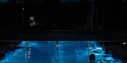 Wellnessurlaub - Pools: Infinity Pool - Freistadt - Pool by night Loxone Campus - Loxone Campus
