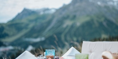 Wellnessurlaub - zustellbare Kinderbetten - Galtür - Frühstück mit Panorama Ausblick - Hotel Goldener Berg