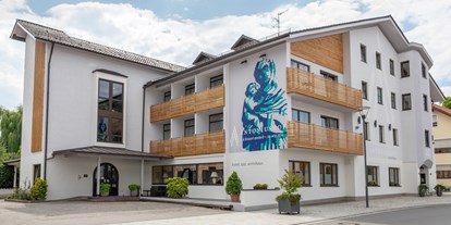 Wellnessurlaub - Hotelbar - Wegscheid (Landkreis Passau) - Willkommen im Antoniushof, Ihrem idealen Rückzugsort für Entspannung und Wohlbefinden. Entdecken Sie unser charmantes Hotel, das sich durch eine moderne Architektur mit hellen, einladenden Fassaden und wunderschön gestalteten Holzbalkonen auszeichnet. Genießen Sie die Ruhe in unseren großzügig gestalteten Zimmern. Unser Hotel bietet nicht nur komfortable Unterkünfte, sondern auch erstklassige Spa-Einrichtungen, die perfekt sind, um sich zu entspannen und zu regenerieren. Lassen Sie sich verwöhnen und erleben Sie Wellness und Gastfreundschaft in einer ganz neuen Dimension im Antoniushof.


 - Hotel Antoniushof