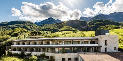 Wellnessurlaub - Umgebungsschwerpunkt: See - Trentino-Südtirol - Genießen Sie die Ruhe der Natur, das herrliche Panorama mit mediterranem Flair und erleben Sie eine faszinierende Urlaubserfahrung: Hochwertiges Wohnen mitten in den Weinbergen. Privatsphäre genießen! Das Hotel Hasslhof liegt in sonniger Hanglage, direkt über dem Kalterer See und bietet Ihnen Frühstücksbuffet und Abendessen. Auf der großzügigen Dachterrasse erwartet Sie "Hasslhof's Badelandschaft" bestehend aus: großen, beheizten Outdoor-Infinity-Pool ( 16 x 8 m) mit traumhaften Seeblick Panoramasauna: Finnischer Sauna mit herrlichen Seeblick und Dampfbad Whirlpool im Freien Kinderpool im Freien Zirm-Ruheraum zum Entspannen und Genießen Museum-Mobil Card ebenfalls inklusive - Hotel Hasslhof - Wohnen im Weinberg am Kalterer See