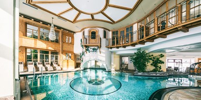 Wellnessurlaub - Hotel-Schwerpunkt: Wellness & Kulinarik - Serfaus - Schwimmbad mit Strudel und Wasserfall - Wellnesshotel Warther Hof