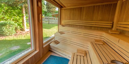 Wellnessurlaub - Umgebungsschwerpunkt: See - Ried (Arzl im Pitztal) - Finn Sauna mit Sicht in den Garten - Appart- und Wellnesshotel Charlotte Seefeld