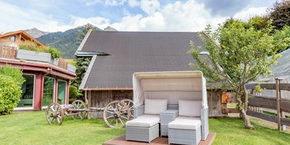 Wellnessurlaub - Finnische Sauna - Tiroler Oberland - Relaxmuscheln im Garten - Appart- und Wellnesshotel Charlotte Seefeld