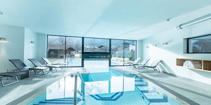 Wellnessurlaub - Rücken-Nacken-Massage - Fuschl am See - Indoor- und Outdoor Pool (im Winter beheizt) - Design & Wellness Hotel Alpenhof