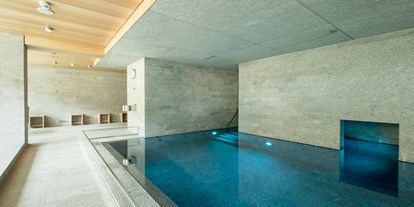 Wellnessurlaub - Bettgrößen: King Size Bett - Bad Aussee - Indoor Pool im SPA Bereich - Design & Wellness Hotel Alpenhof