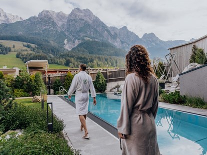 Wellnessurlaub - Fußreflexzonenmassage - Kirchberg in Tirol - ThermaLeogang mit Blick auf die Leoganger Steinberge - Good Life Resort Riederalm