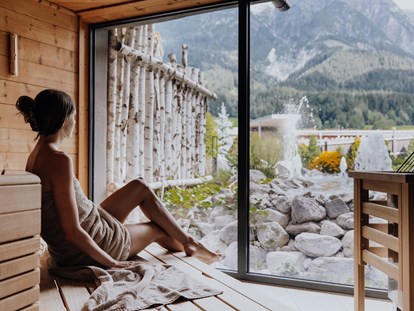 Wellnessurlaub - Umgebungsschwerpunkt: Berg - Erpfendorf - Sauna mit Bergblick auf die Leoganger Steinberge - Good Life Resort Riederalm