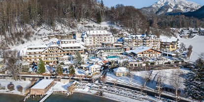 Wellnessurlaub - Pools: Schwimmteich - Ebner's Waldhof am See Außenansicht Winter - ****s Hotel Ebner's Waldhof am See