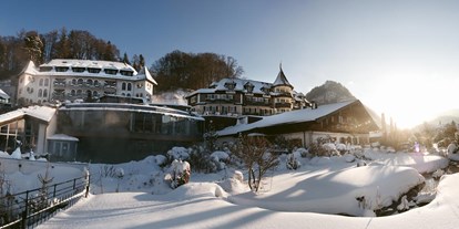 Wellnessurlaub - Lymphdrainagen Massage - Teisendorf - Ebner's Waldhof am See Außenansicht Winter - ****s Hotel Ebner's Waldhof am See