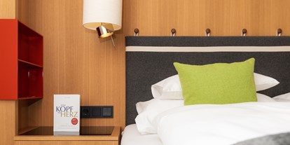 Wellnessurlaub - Hotel-Schwerpunkt: Wellness & Skifahren - Reit im Winkl - Zimmer  Stil "Design" - Gartenhotel Theresia****S - das "grüne", authentische Hotel.