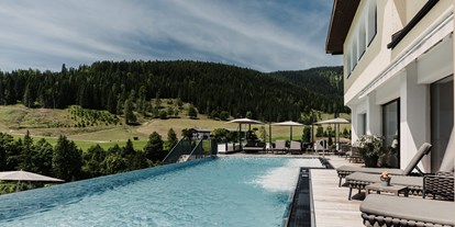 Wellnessurlaub - Biosauna - Bad Ischl - Der neue Infinity-Pool sorgt für Entspannung pur mitten in der Filzmooser Bergwelt. - Hotel …mein Neubergerhof****