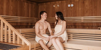 Wellnessurlaub - Gesichtsmassage - Pongau - Die Panorama-Sauna mit Blick ins Tal hat täglich von 11:00 Uhr bis 19:00 Uhr für Sie geöffnet. - Hotel …mein Neubergerhof****
