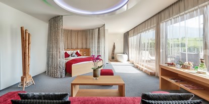 Wellnessurlaub - Bettgrößen: Doppelbett - Salzburg - Ritzenhof Panorama-Suite mit freistehender Badewanne und großzügiger Dachterrasse mit Blick auf den Ritzensee und den Kitzsteinhorngletscher - Ritzenhof****S - Hotel & Spa am See