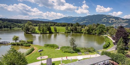 Wellnessurlaub - Klassifizierung: 4 Sterne S - Kirchberg in Tirol - Pergola und private Liegewiese am Ritzensee - Ritzenhof****S - Hotel & Spa am See