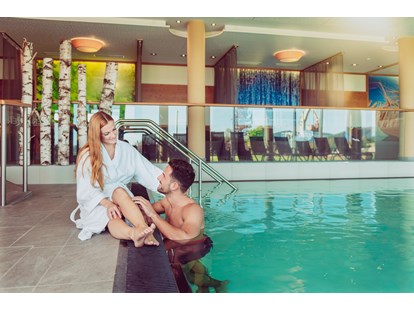 Wellnessurlaub - Hotel-Schwerpunkt: Wellness & Beauty - Grainet - Panorama-Hallenbad mit Liegemöglichkeiten - Landrefugium Obermüller | SPA & Naturresort | 360 ° Glück | 4,5 Sterne