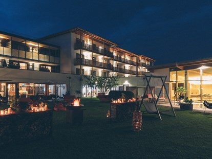 Wellnessurlaub - Hotel-Schwerpunkt: Wellness & Natur - Arrach - Gartenstimmung am Abend - Hotel Eibl-Brunner  