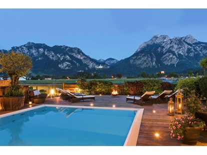 Wellnessurlaub - Umgebungsschwerpunkt: Berg - Nesselwängle - Pool mit Blick auf Schloss Neuschwanstein und die Alpen - Hotel Das Rübezahl
