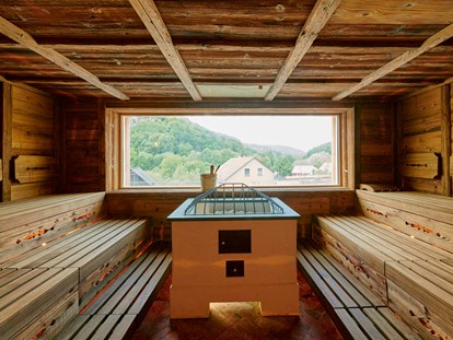 Wellnessurlaub - WLAN - Blick von der Außensauna (90°C) durch die große Panoramascheibe ins Leinleiter Tal - Landhaus Sponsel-Regus