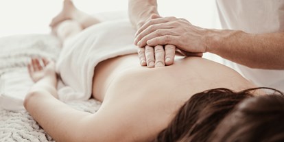 Wellnessurlaub - Klassifizierung: 4 Sterne - Tux - Wohltuende Massagen & kosmetische Anwendungen warten auf euch. Lasst es euch gut gehen!  - Hotel St. Georg zum See