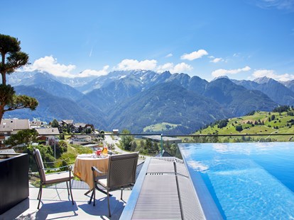 Wellnessurlaub - Pools: Infinity Pool - Infinity Pool mit Sonnenterrasse  - Hotel Tirol