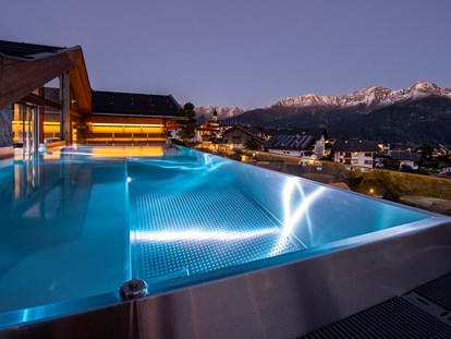 Wellnessurlaub - Umgebungsschwerpunkt: Berg - Mals im Vinschgau - Infinity Pool bei Night  - Hotel Tirol
