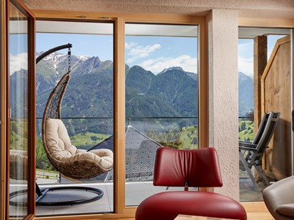 Wellnessurlaub - Infrarotkabine - Ried (Arzl im Pitztal) - Balkon mit Bergblick - Hotel Tirol