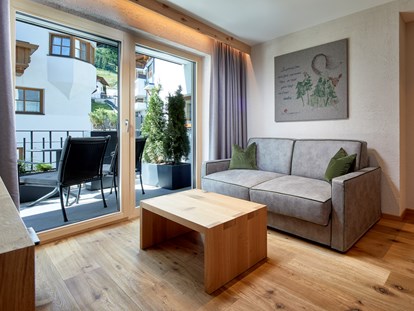 Wellnessurlaub - Bettgrößen: Doppelbett - Ischgl - Wohnbereich Themenzimmer Wäldgängerin  - Hotel Tirol